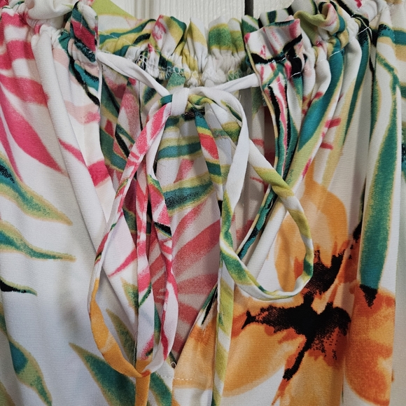 Women's Summer Floral Blouse Size Small. - Picture 3 of 4